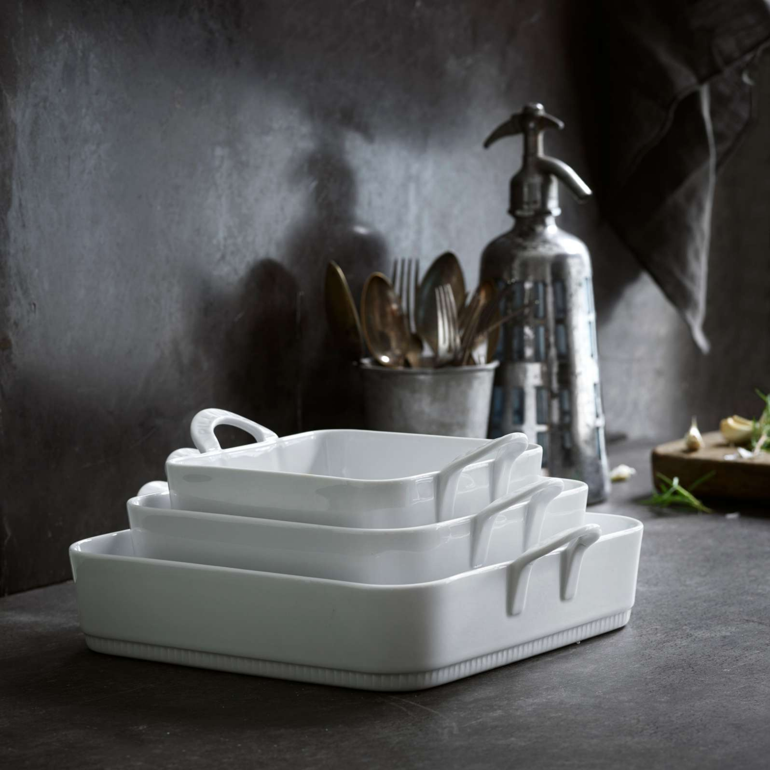 http://pillivuytshop.com/cdn/shop/files/221717BL_Toulouse_Bakeware_Lifestyle.png?v=1682375226